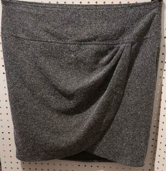 Lane Bryant Dresses & Skirts - Lane Bryant Black Gray Skirt Size 18 Pleated Tulip